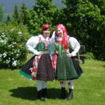 Marion-und-Ihr-Schwester-in-der-Gailtaler-Tracht2-600x451